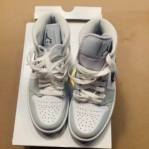 new nike shoes I bought for my daughter but she didn’t like them - Picture 2 of 4